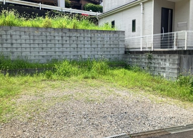【外観】 | 土地を買う際、住む地域の自治体や福祉の補助制度にも注目してみましょう。子供や老人の医療補助やゴミ出しのルールなど、自治体によってルールに大きな違いがあるため、暮らしやすい土地で判断するとよいでしょう。