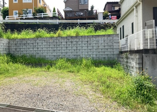【外観】 | 土地の前の道路に消火栓が設置されていることがあります。この場合、道路交通法第45条第1項により、駐車禁止の場所が指定されています。そのため、車庫などの駐車スペースをつくることができない場合があります。