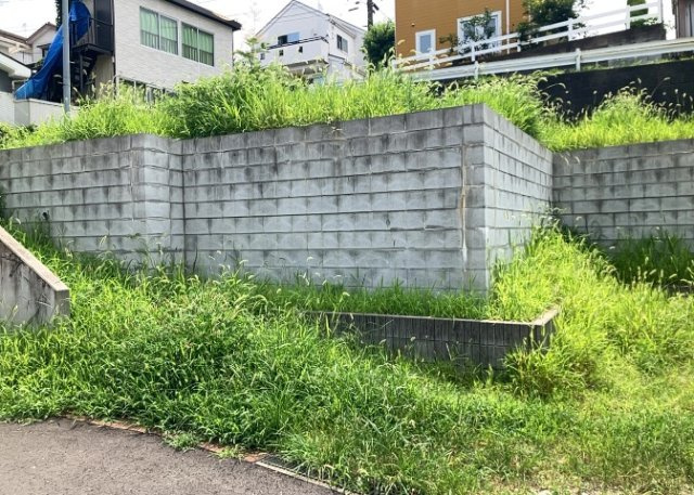 【外観】 | 現地に行くなら、物件の周囲の地形がどうなっているかを見ることも大切です。周辺より低くなっている土地では、大雨などで水が集まりやすいため、地盤が弱くなっているということも考えられるため、注意が必要です。