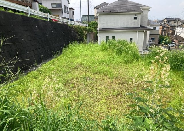 【外観】 | 隣家の土地はどうなっているのか、生活利便施設が近くにあるのか、学校まで近いかなど、お客様のライフスタイルにあわせたイメージが重要です。また、近くにあると困る施設が近くにないかも確認するといいでしょう。