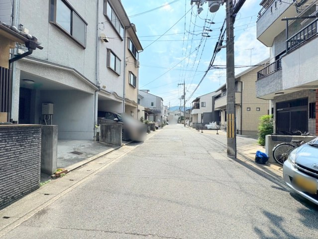 梅津開キ町の前面道路含む現地写真|前道北側幅員約６ｍなので、駐車が苦手な方でも安心です。
