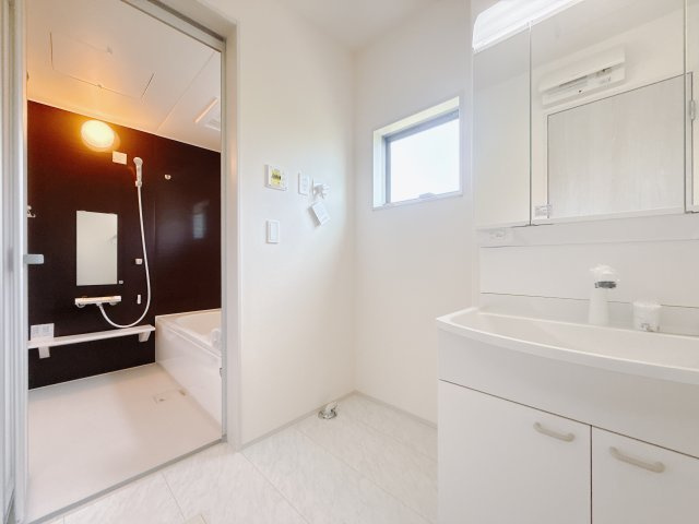 【新築戸建】藤岡本郷第6 の独立洗面台|■洗面室（1号棟）｜大きな洗面器と使いやすさがいっぱいの洗面化粧台。お手入れ簡単でいつもキレイに。