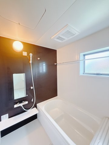 【新築戸建】藤岡本郷第6 の浴室|■浴室（1号棟）｜アクセントクロスが印象的なユニットバス。追い炊き機能式、換気・乾燥・暖房仕様です！雨の日は浴室内でお洗濯物を干すことができます。