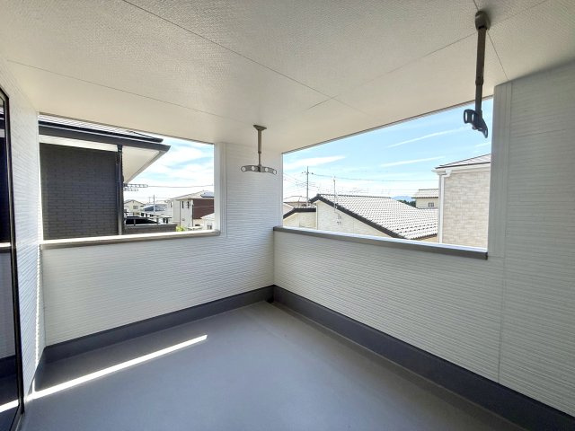 【新築戸建】藤岡本郷第6 のバルコニー|■バルコニー（1号棟）｜屋根のあるインナーバルコニーは、広々としているのでテーブルなどを置いて楽しむこともできます。
