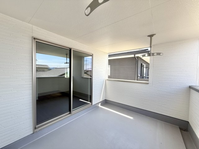 【新築戸建】藤岡本郷第6 のバルコニー|■バルコニー（1号棟）｜奥行きを活かしてグリーンカーテンの栽培を行えば夏場の日除け対策に。省エネの観点からもさまざまな活用が可能です♪