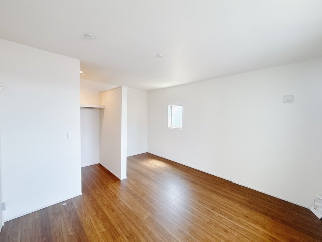 【新築戸建】藤岡本郷第6 の寝室|■主寝室（1号棟）｜主寝室にはウォークインクローゼットがございます。扉がないので出入りがラクラク♪洋服やバッグをたっぷり収納できます。