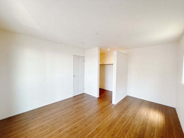 【新築戸建】藤岡本郷第6 の寝室|■主寝室（1号棟）｜大容量のウォークインクローゼット☆お部屋がすっきり片付き、朝の身支度もスムーズに行うことができます。