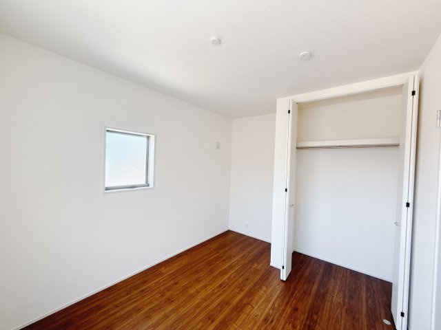 【新築戸建】藤岡本郷第6 の洋室|■2階洋室（1号棟）｜クローゼットも付いているので、お子様が自然とお片付けできる環境に。