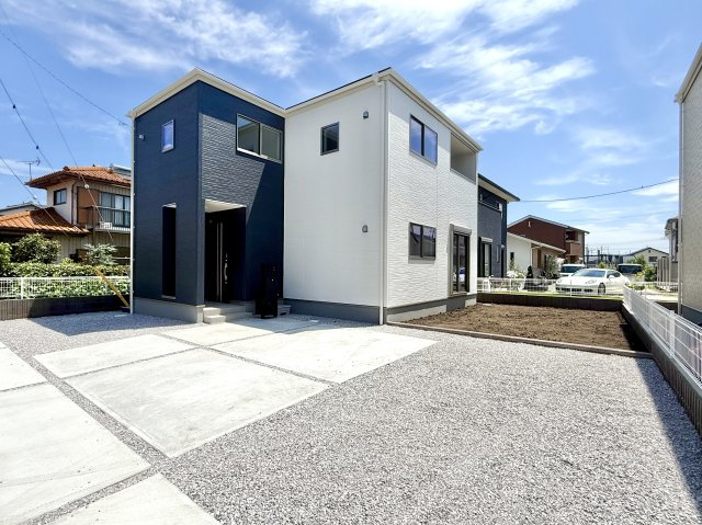 【新築戸建】藤岡本郷第6 の外観|■外観（1号棟）｜陽だまりのリビング、家事らくキッチンのお家、ついに完成！永く住むほどに愛着を深める、味わい豊かなデザインです。完成したばかりの新築を、一度ご覧になってみませんか？