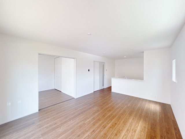 【新築戸建】藤岡本郷第6 の居間・リビング|■リビング（1号棟）｜LDKは清潔感溢れるホワイトで統一されており、太陽の光を反射しいつも明るい室内を保つことができます。どんな家具や小物の色でも合わせやすいのが嬉しい♪