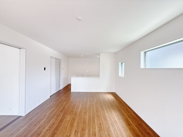 【新築戸建】藤岡本郷第6 の居間・リビング|■リビング（1号棟）｜お仕事終わりで疲れて帰ってきた日もホッとする、そんなあたたかいリビングダイニングです。