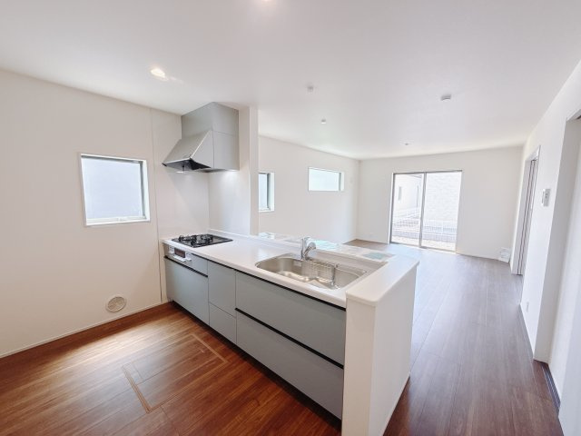 【新築戸建】藤岡本郷第6 の居間・リビング|■リビング（1号棟）｜明るく開放的なリビングダイニング。お友達を招いてホームパーティーも楽しめます。