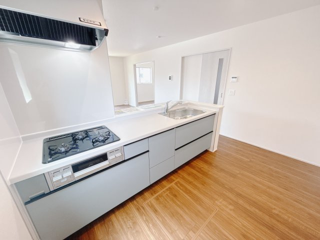 【新築戸建】藤岡本郷第6 のキッチン|■キッチン（1号棟）｜ご家族のコミュニケーションを重視した対面キッチン。カウンターには小さなお花や植物などを配置すると、より気品あふれる空間へと変化します♪