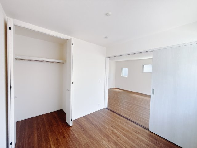 【新築戸建】藤岡本郷第6 の洋室|■1階洋室（1号棟）｜お子様が小さい内は、お昼寝スペースになる和室。押入れにタオルケットや替えのおむつなどをしまっておけて便利に使えます( ＾＾ )