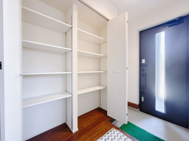 【新築戸建】藤岡本郷第6 の玄関|■玄関（1号棟）｜可動棚で高さを調節できるので、靴を磨く用品など細かい物を収納するのにも適しています。