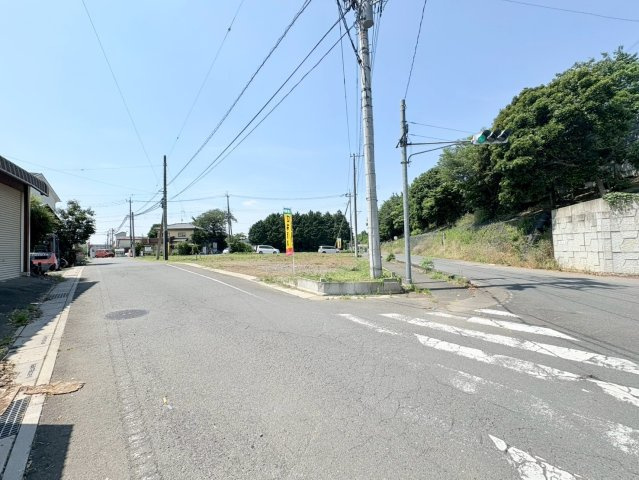 川越市下広谷　建築条件なし　売地東武東上線『鶴ヶ島駅』徒歩30分　【広谷小学区】の前面道路含む現地写真