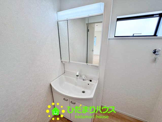 久喜市吉羽第8　新築一戸建て　03　クレイドルガーデンの独立洗面台|3面鏡付きの洗面台で毎朝の身支度も捗りますね。