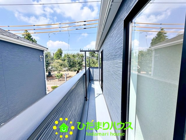 久喜市吉羽第8　新築一戸建て　03　クレイドルガーデンのバルコニー|ワイドバルコニーで沢山洗濯物を干せますね。