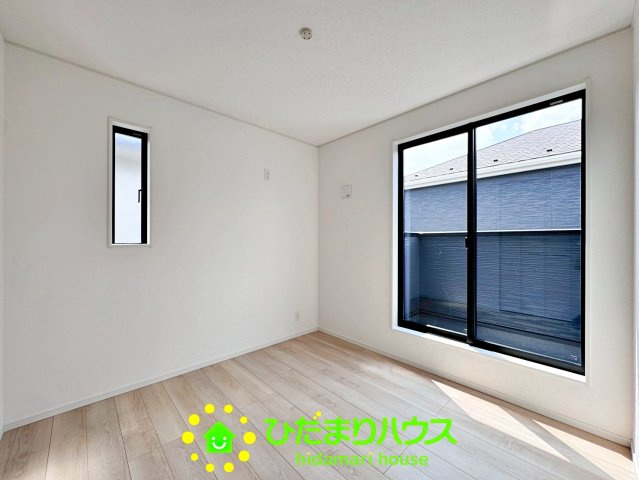 久喜市吉羽第8　新築一戸建て　03　クレイドルガーデンの洋室|大きな窓から陽が沢山入りますね。