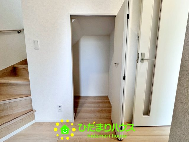 久喜市吉羽第8　新築一戸建て　03　クレイドルガーデンの収納|階段横にも収納が付いており、収納スペースがたくさんございます。
