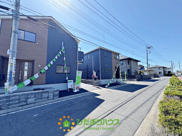 久喜市吉羽第8　新築一戸建て　03　クレイドルガーデンの前面道路含む現地写真|広い前面道路で駐車もらくらくです。