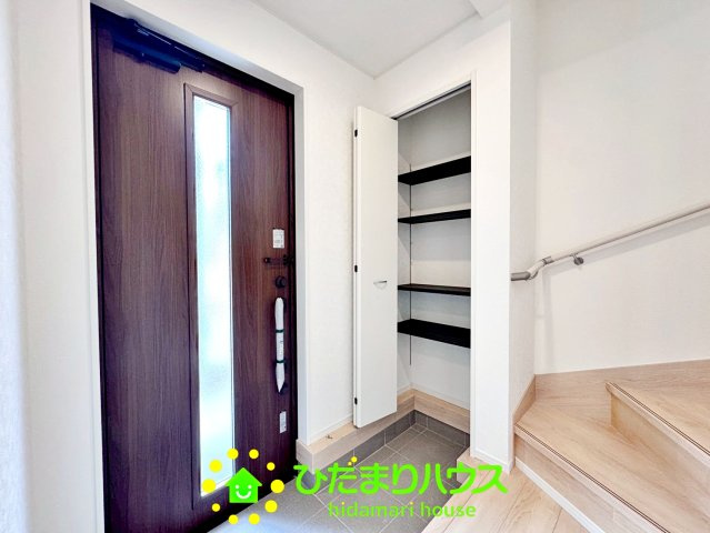 久喜市吉羽第8　新築一戸建て　03　クレイドルガーデンの玄関|収納も豊富な玄関です。