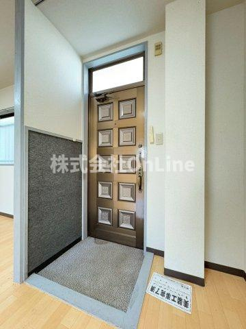 ピースハイツ長堂B棟の玄関