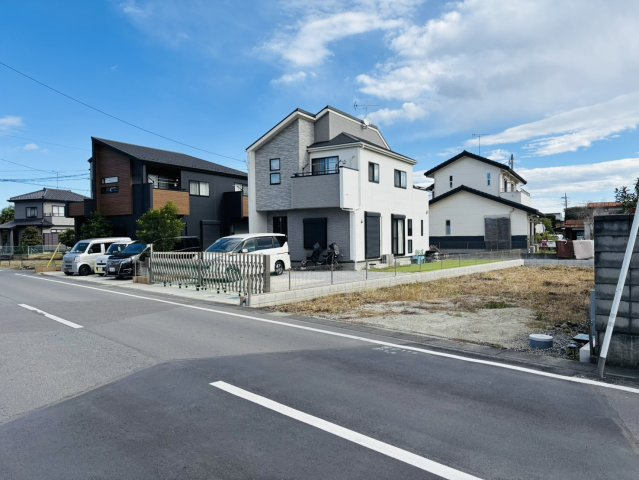 敷地面積61坪　売地　川越市今泉の前面道路含む現地写真|北西側８．０ｍ公道、８．１ｍ接道！お車の出し入れもラクラクです♪