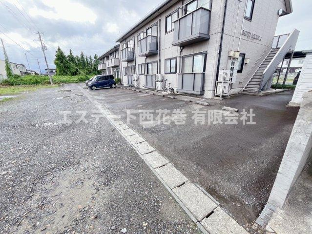 サンテ・ミリオンAの駐車場|接道は未舗装になります。