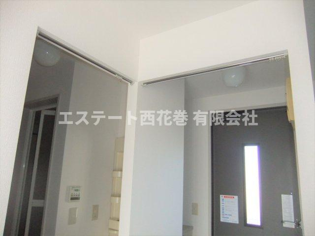 サンテ・ミリオンAの内装|玄関と洗面所入り口にカーテンレールがあります。