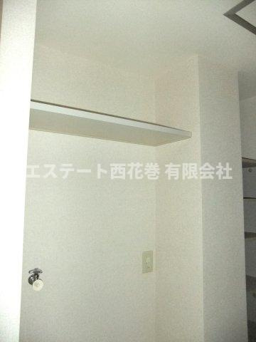 サンテ・ミリオンAの設備|洗濯機置き場の上に収納棚があります。