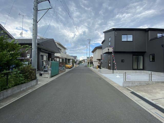 入間市扇台2丁目・全1棟　新築一戸建　～WIC付き～の前面道路含む現地写真