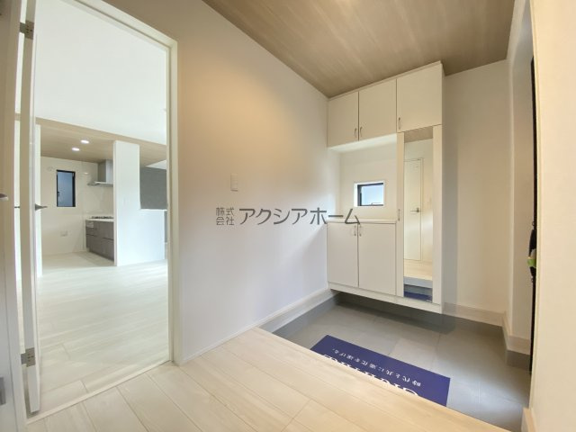 入間市扇台2丁目・全1棟　新築一戸建　～WIC付き～の玄関