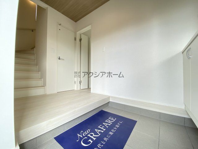 入間市扇台2丁目・全1棟　新築一戸建　～WIC付き～の玄関