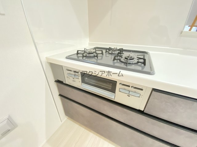 入間市扇台2丁目・全1棟　新築一戸建　～WIC付き～の設備|3口ガスコンロ