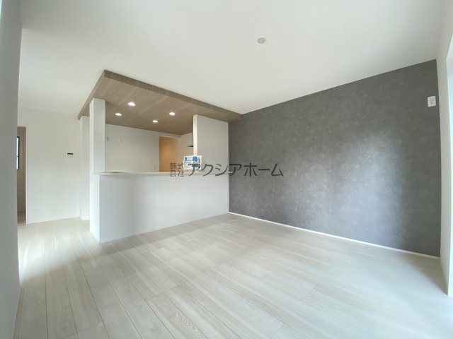 入間市扇台2丁目・全1棟　新築一戸建　～WIC付き～の居間・リビング