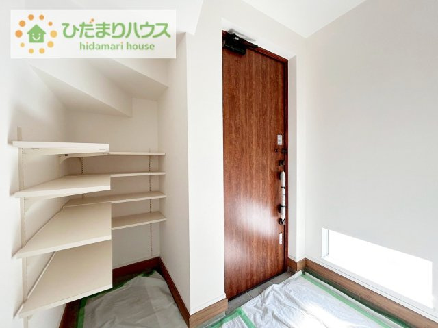 日立市東多賀町3丁目　新築戸建の玄関|玄関にはシューズクロークがあるのでスッキリと片付きます♪靴以外にも屋外ホースやガーデニングセットなどもしまえて便利です！