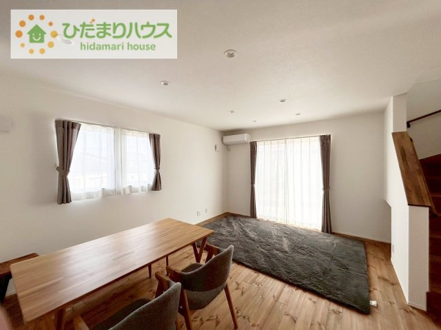 日立市東多賀町3丁目　新築戸建の居間・リビング|南に面した大きな窓から差し込む光で日中は電気いらず♪