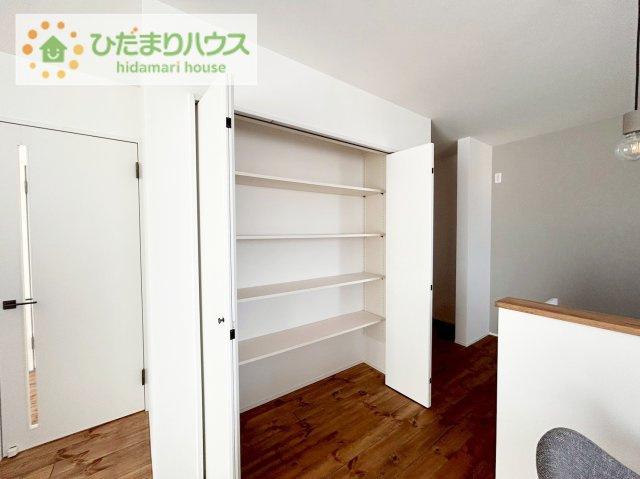 日立市東多賀町3丁目　新築戸建の収納|リビングにもクローゼットを配備。ご家族皆様で共有すれば、リビングについ置きっぱなしにされがちな衣類もスッキリと片付きます♪