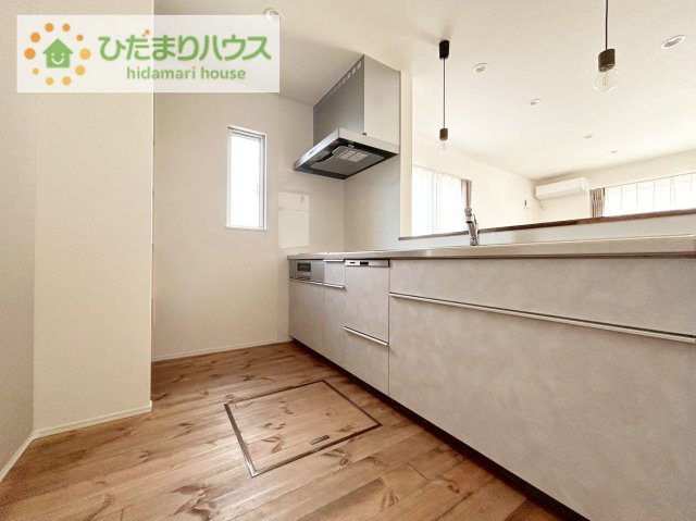 日立市東多賀町3丁目　新築戸建のキッチン|カウンターは少し高くなってますので、手元が隠れて来客からは見えにくくなってます♪