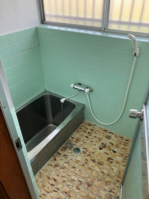 長船町服部店舗付き住居の浴室