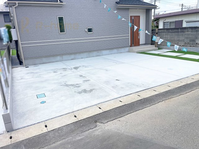 土浦市中高津IV　新築戸建て　A号棟の駐車場|カースペースは3台完備。ゲスト用のスペースも確保できますね♪
