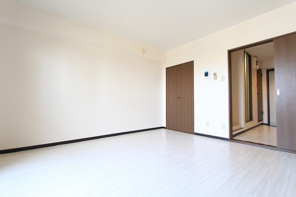 メルヴェーユ小幡Ⅱの居間・リビング|収納あり！