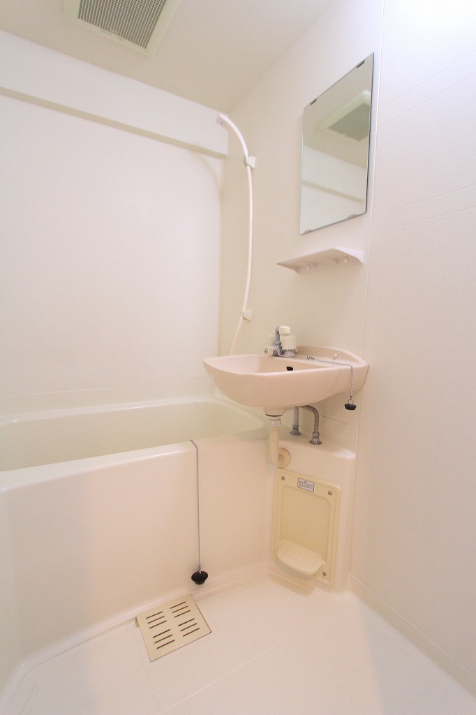 メルヴェーユ小幡Ⅱの浴室|ユニットバスでお掃除がしやすいです。