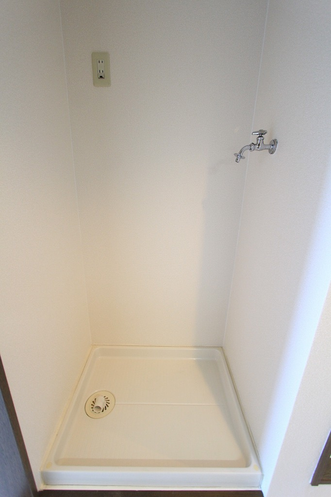 メルヴェーユ小幡Ⅱの設備|キッチンの後ろに洗濯機置場があります。