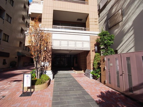 サンクタス本郷元町のエントランス|ペット飼育可能！平成１５年築、オートロック＆宅配ボックス付きで安心なサンクタス本郷元町は即日現地案内可能となっておりますので、お気軽にお問い合わせください！