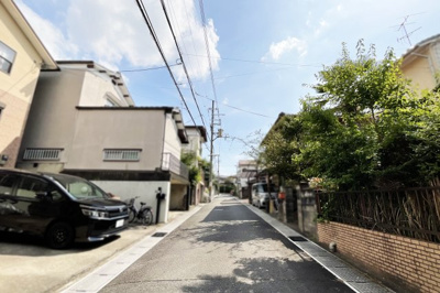【前面道路含む現地写真】 | 宇治市木幡平尾　土地　注文住宅　建築条件なし | 《建築条件なし》ですのでお好きな工務店やハウスメーカーで《注文住宅》が建てられます。
理想の間取りや仕様が可能ですので、ご家庭のライフプランに沿った建築ができますね。