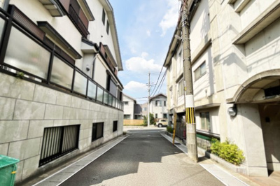 【前面道路含む現地写真】 | 宇治市木幡平尾　土地　注文住宅　建築条件なし | 前面道路は約4.8ｍと窮屈に感じない広さです。間口も7.2ｍとしっかりとあるので、安心して駐車できます。