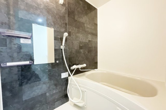 【浴室】 | ハイツ西宇治　7号棟 | 浴室新調済みです。
一度、実際にご覧になってみませんか？暮らしやすい周辺環境も含め、スタッフがご案内いたします。お家探しの第一歩としてでも大丈夫です(^^)/お気軽にお問い合わせ下さい♪