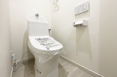 【トイレ】 | ハイツ西宇治　7号棟 | トイレは新調済みです。温水洗浄機能、暖房便座付きで寒い日も安心です。